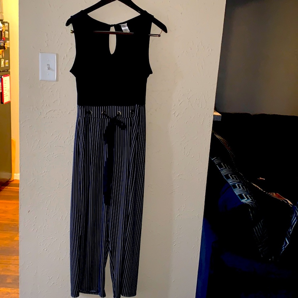 Cute jumpsuit. Great conditions.